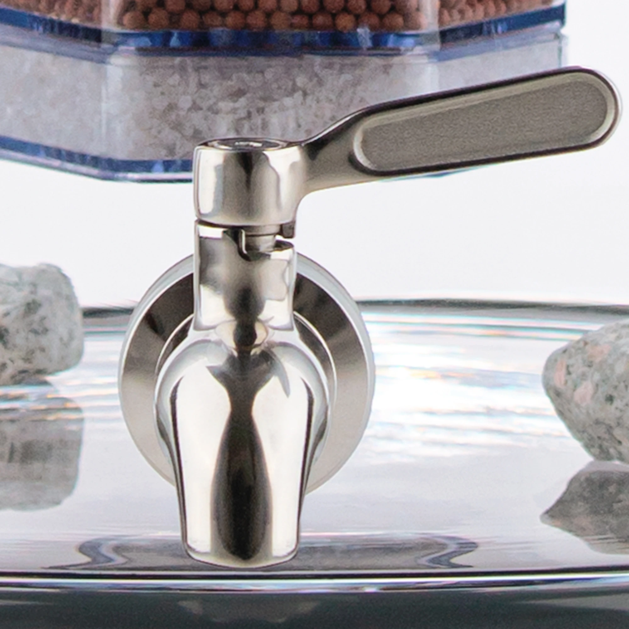 Zu sehen ist der Edelstahl Wasserhahn Yakawa für Standfilter an einem Glastank in kristallklar montiert. Der Hahn ist silber und hat einen relativ großen Hebel zum öffnen, dieser ist zur Seite gedreht. 