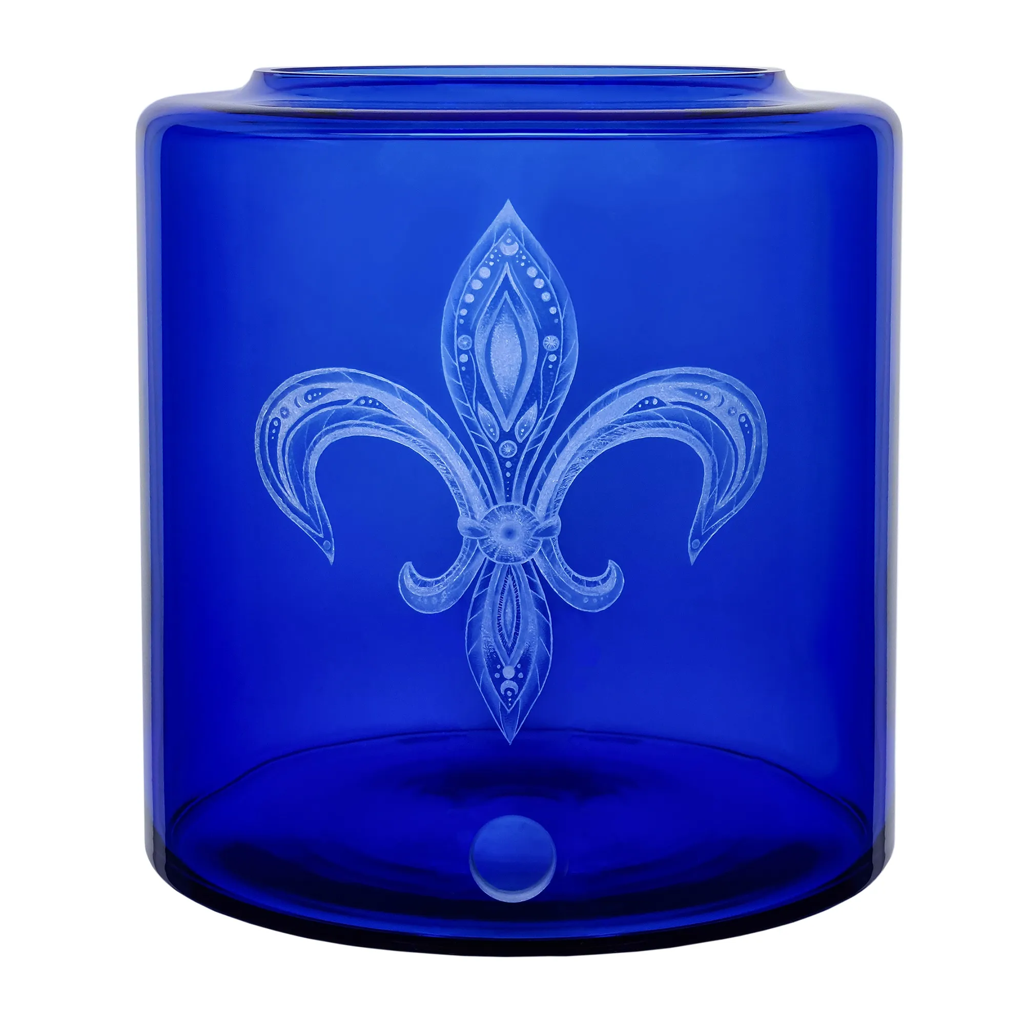 Vorratstank für einen Acala Wasserfilter Mini mit einer Handgravur. Die Gravur zeigt, auf blauem Glas, eine Lilie in der filigrane Muster sind.