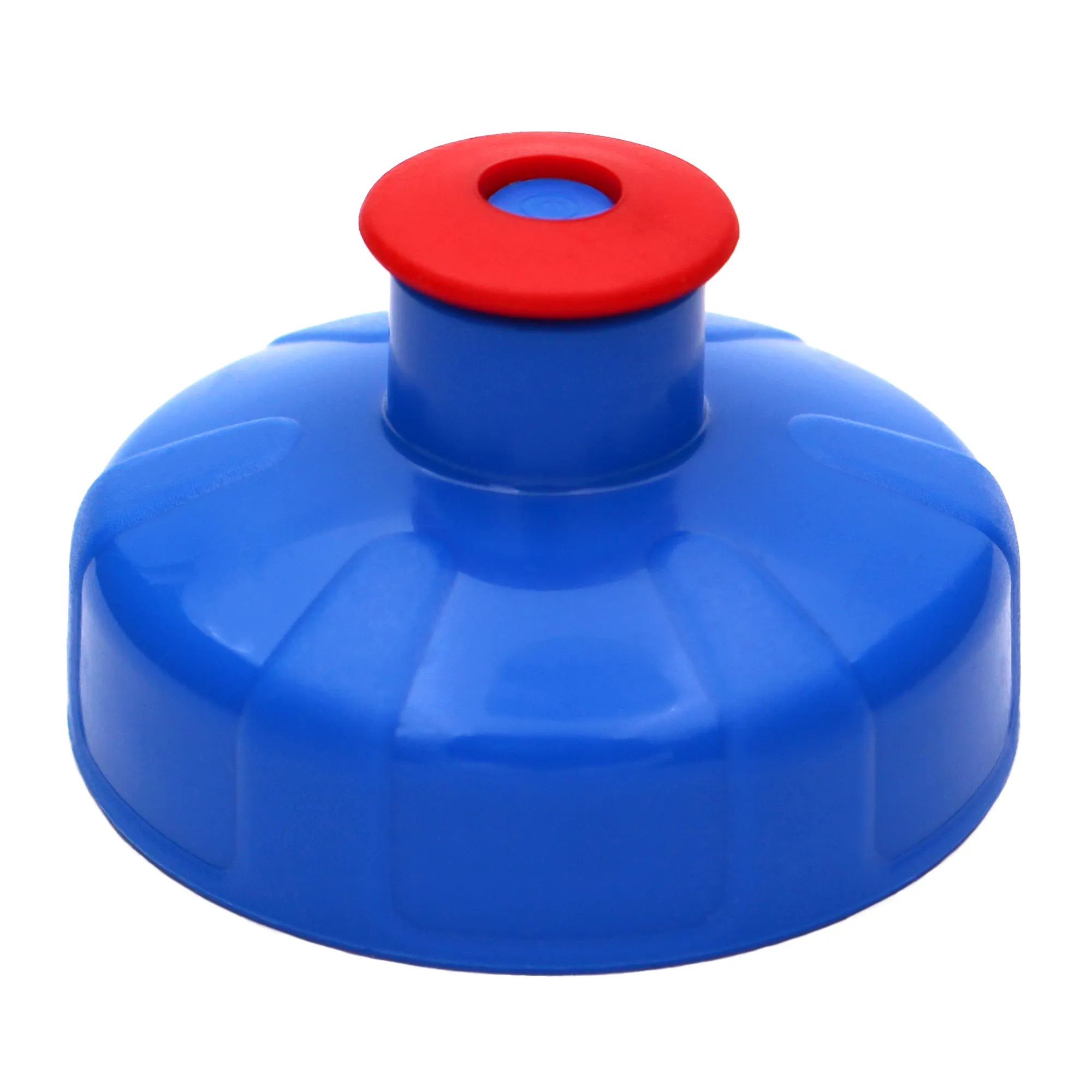 Zu sehen ist ein blau roter Push Pull Sport Deckel für die Acala Tritan Trinkflaschen Grip und 8 Kant vor weißem Hintergrund. Der Deckel ist blau und der kleine Verschluss, der nach oben gezogen wird ist rot. 