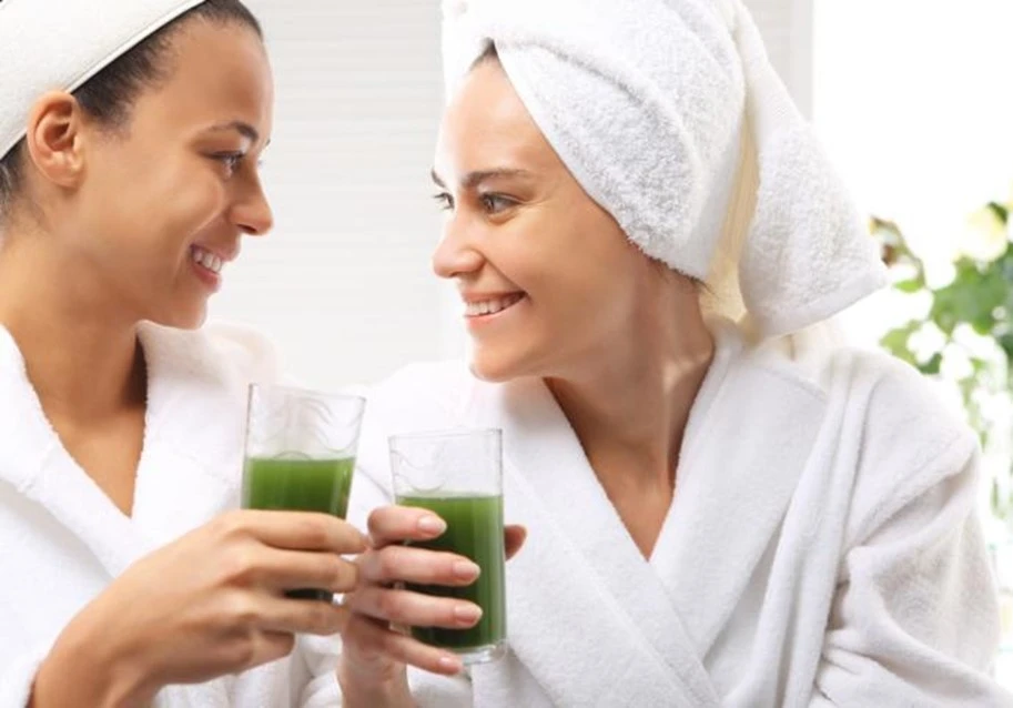 2 schöne Frauen trinken einen Algencoktail.Das Bild ist ein Teil des Acala Blogbeitrages:  Algen, eine Plage oder nützlich?