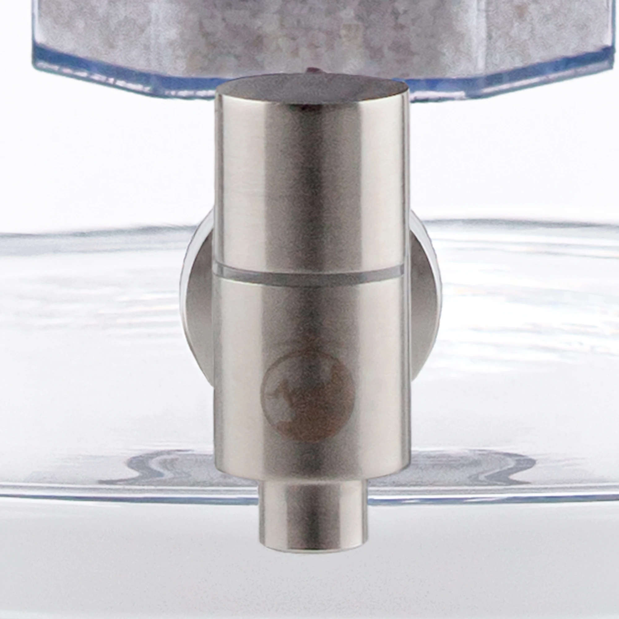 Zu sehen ist der Edelstahl Wasserhahn Makino für Acala Stand Wasserfilter an einem Glastank in kristallklar montiert in Großaufnahme. Der Hahn ist silber und man sieht das AcalaQuell Logo darauf.