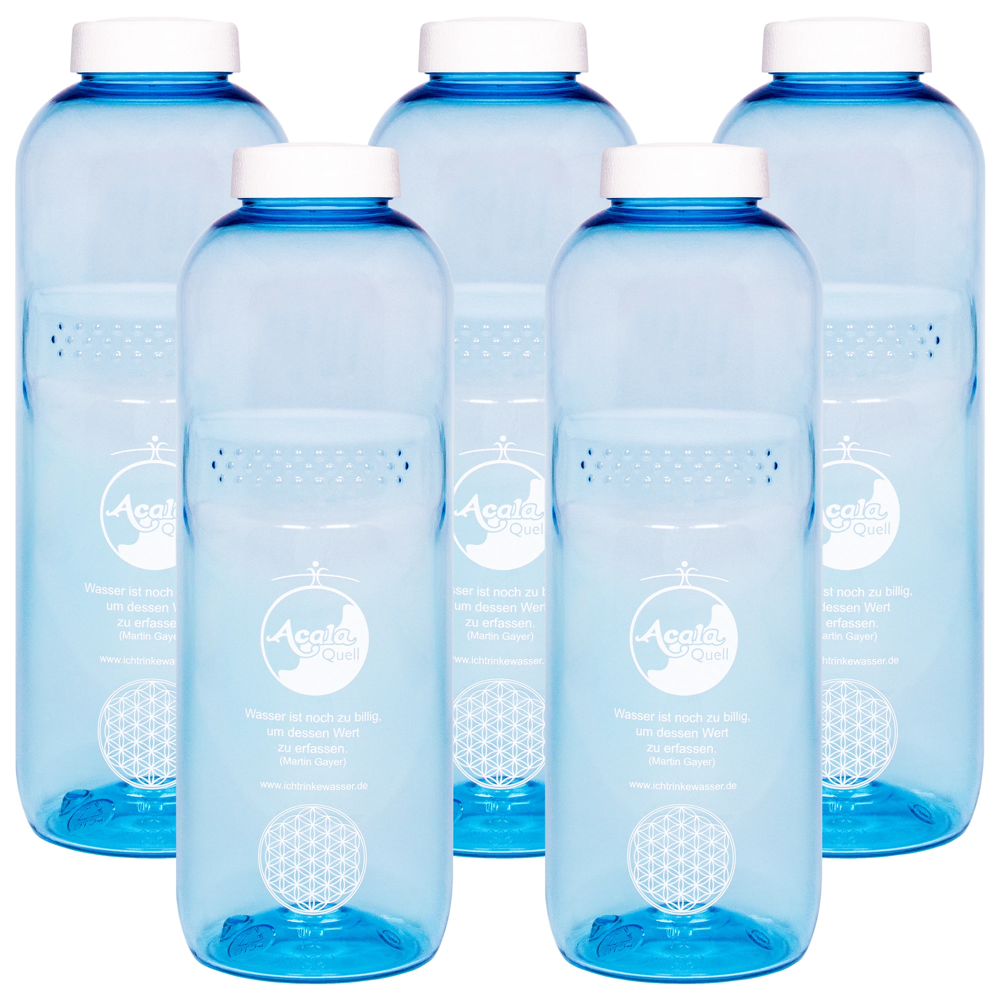 Zu sehen sind fünf blaue Tritan Trinkflaschen Grip mit weißem Schraubdeckel vor weißem Hintergrund. Man sieht ein silbernes Acala Logo und die Blume des Lebens auf den Flaschen.
