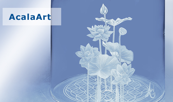 Ein Handgravierter Vorratstank aus klarem Glas aus der AcalaArt Serie mit Lotus Blumen eingraviert