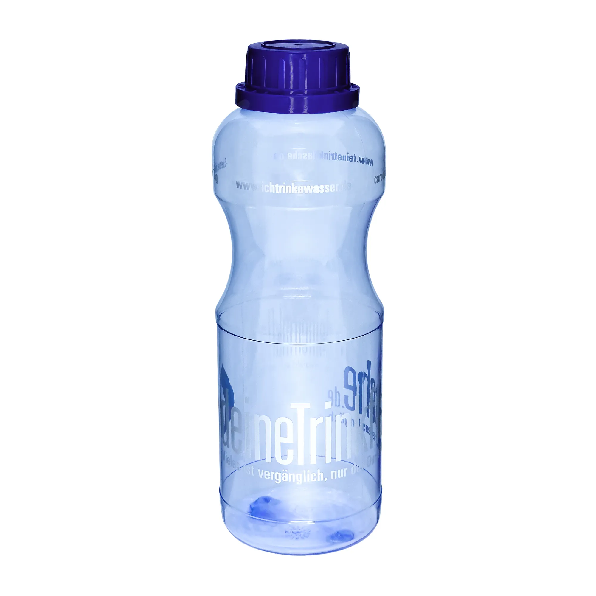 Zu sehen ist eine blau- transparente Trinkflasche mit dunkelblauem Schraubverschluss vor weißem Hintergrund. Man schaut frontal auf die Flasche, sieht einen weißen Schriftzug rund um die Flasche. Das Bild zeigt die Tritan Trinkflasche Adam.