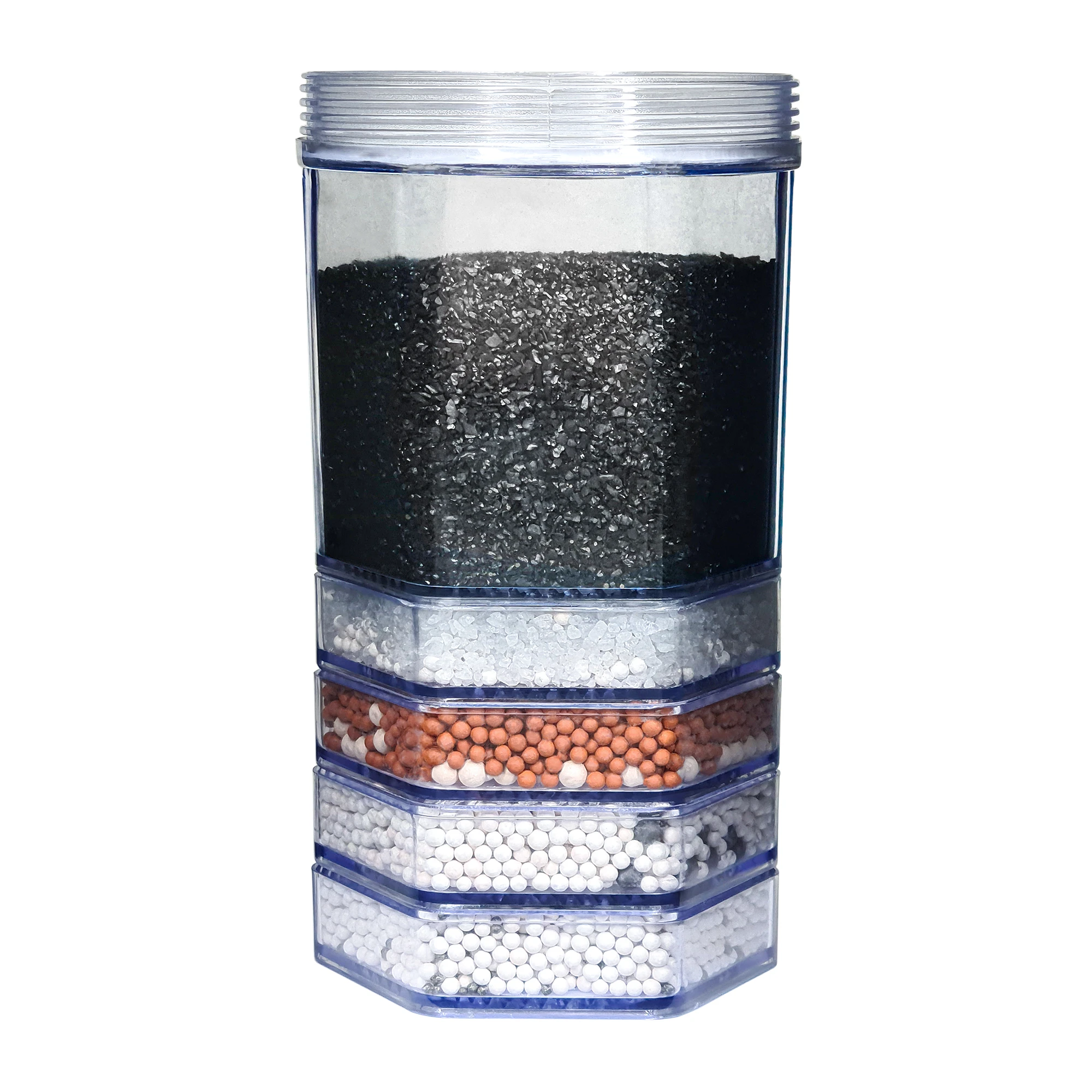 Zu sehen ist eine Filterkartusche für den Acala Stand Wasserfilter Advanced. Sie hat 5 separate Schichten. In der ersten ist schwarze Aktivkohle, in der zweiten sind weiße Kristalle und in den letzten drei sind rote, weiße und schwarze Kügelchen.