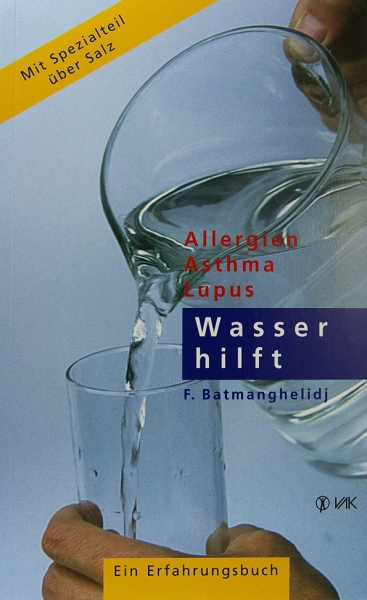 Zu sehen ist das Cover des Buches Wasser hilft von Dr. med. F. Batmanghelidj. Man sieht eine Hand, die eine gefüllte Karaffe hält und Wasser in ein Glas füllt. Der Titel des Buches ist in weiß auf blauem Hintergrund geschrieben. 