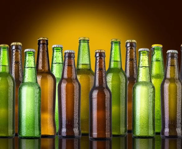 Bild mit  7 grünen und 6 braunen Bier und Weinflaschen.Das Bild ist ein Teil des Acala Blogbeitrages: Blauglas oder Klarglas? Was ist besser für Wasser? 