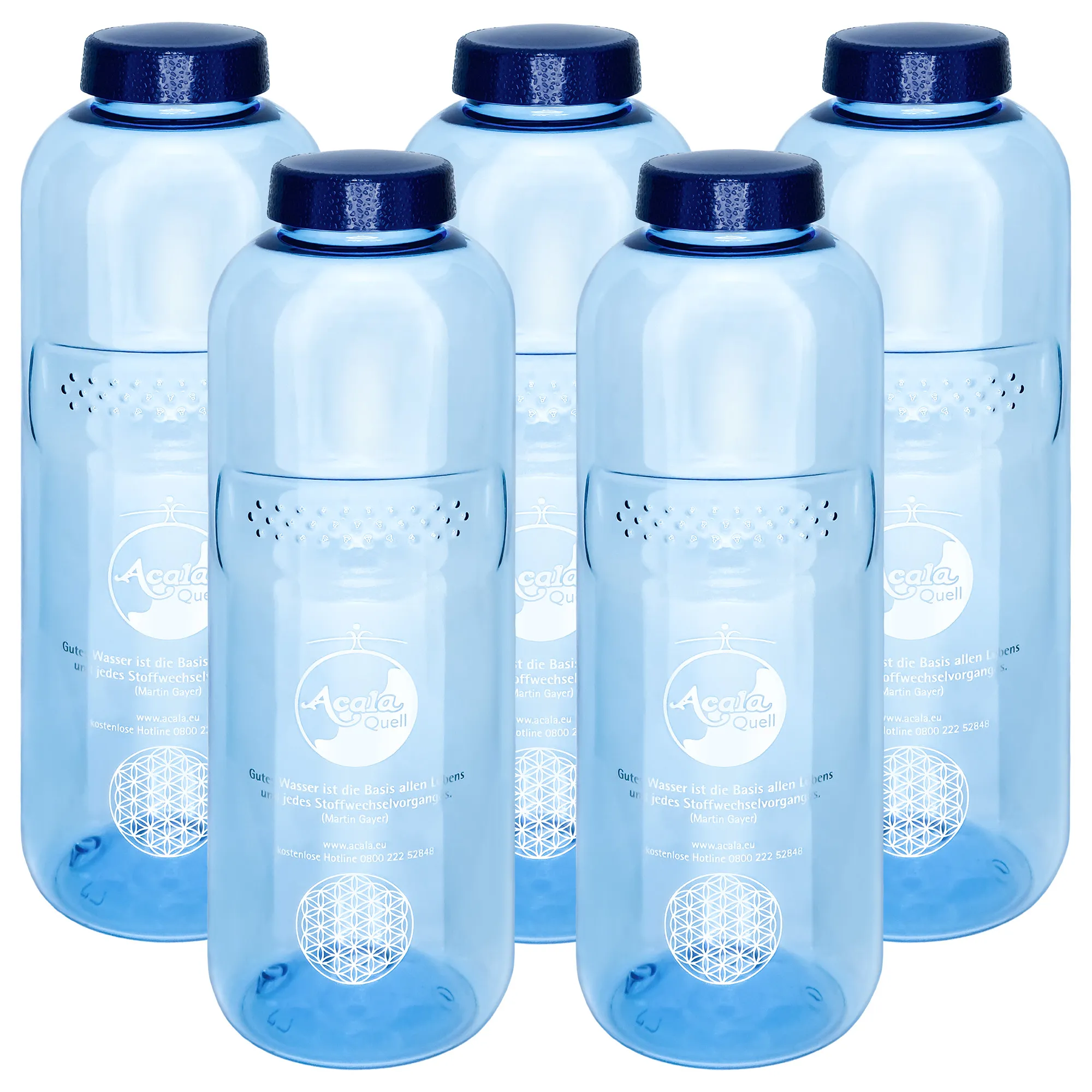 Zu sehen sind fünf blaue Tritan Trinkflaschen Grip mit dunkelblauem Schraubdeckel vor weißem Hintergrund. Man sieht ein silbernes Acala Logo und die Blume des Lebens auf den Flaschen.