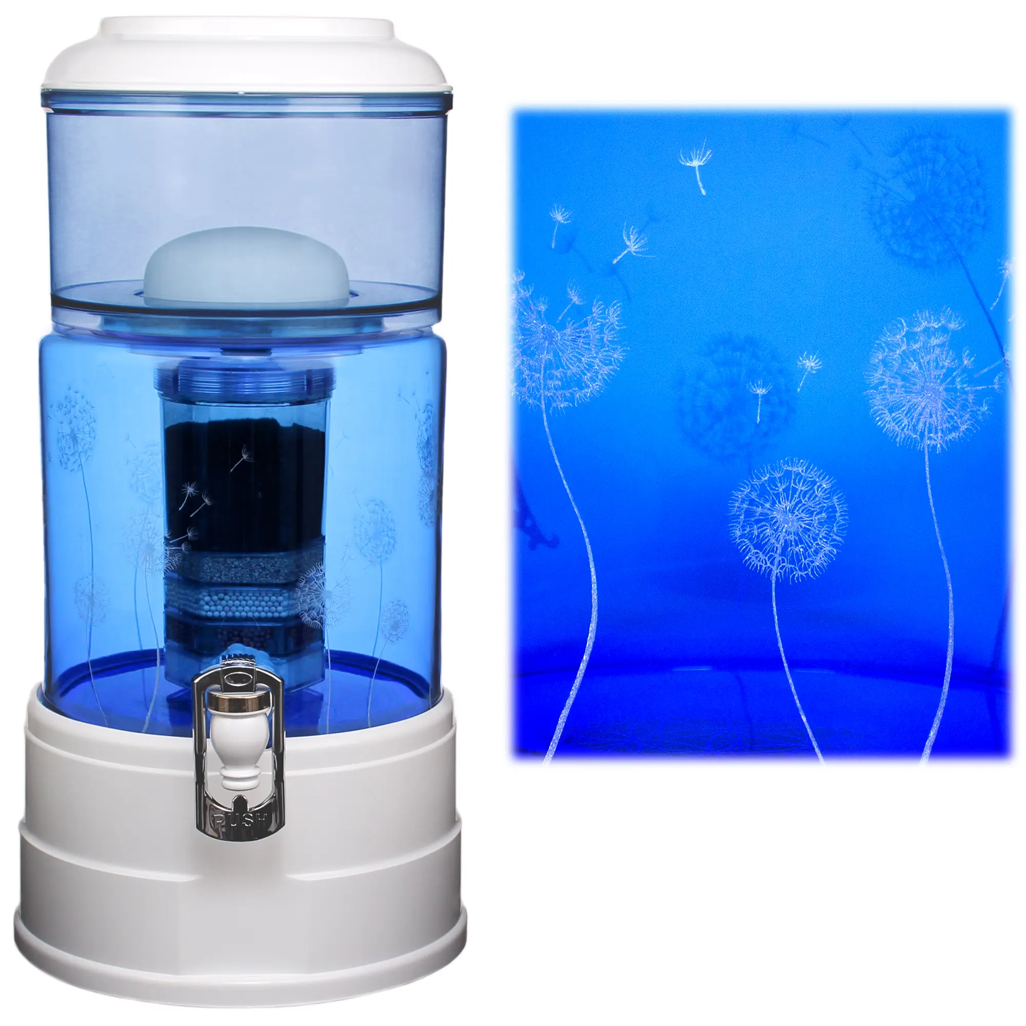 Ein Acala Wasserfilter Mini mit einer Handgravur. Die Gravur zeigt, auf blauem Glas, ganz viele Pusteblumen und einige samen die aus der Pusteblume herausfliegen.Rechts neben dem Wasserfilter ist eine Nahaufnahme der Gravur.