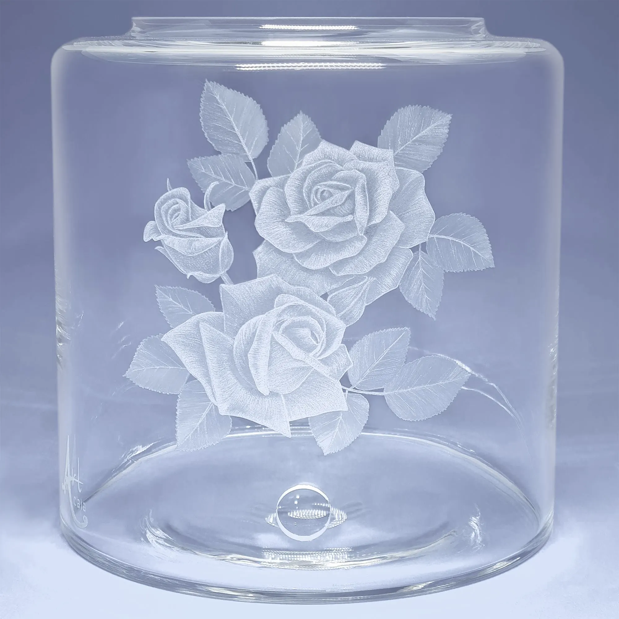 Glas- Vorratstank für einen Acala Wasserfilter Mini mit einer Handgravur. Die Gravur zeigt, auf klarem Glas, 2 aufgeblühte Rosen und eine Knospe. 