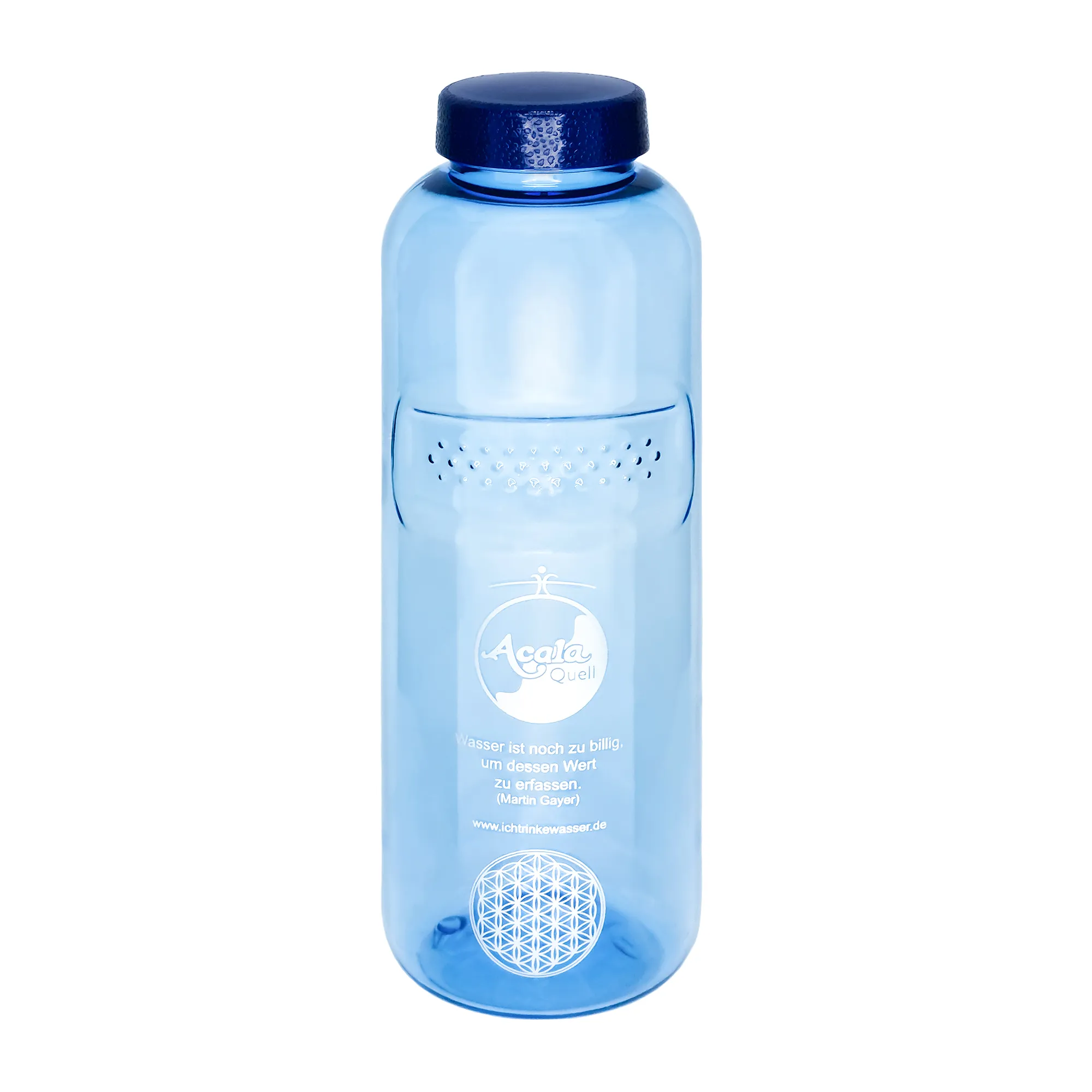 Zu sehen ist eine blaue Tritan Trinkflasche Grip mit dunkelblauem Schraubdeckel vor weißem Hintergrund. Man sieht ein silbernes Acala Logo und die Blume des Lebens auf der Flasche.