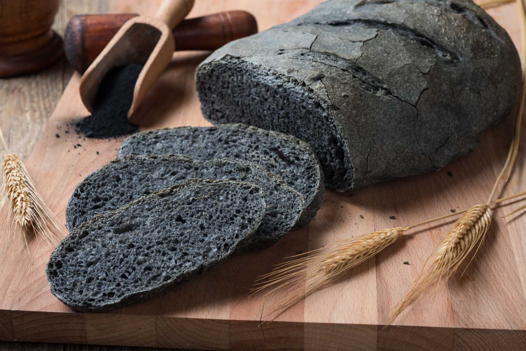 Ein schwarzes Brot, es ist schwarz weil es mit Aktivkohle gebacken wurde. Das Bild ist ein Teil des Acala Blogbeitrages:  Aktivkohle, Anwendung und Hintergründe