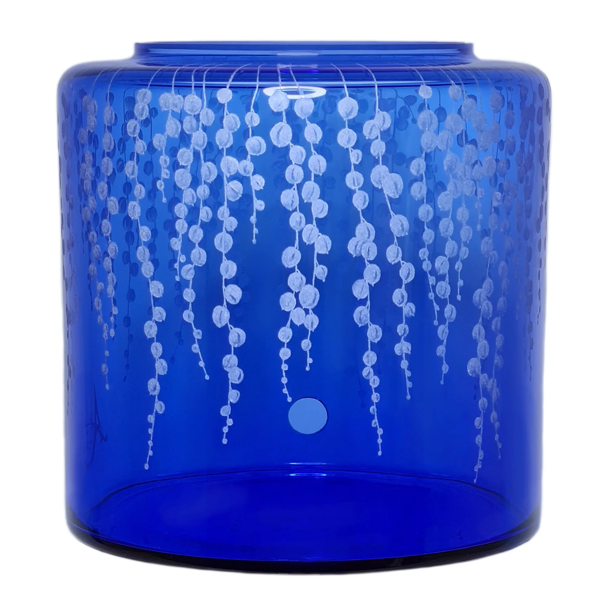 Vorratstank für einen Acala Wasserfilter Mini mit einer Handgravur. Die Gravur zeigt, auf blauem Glas, senecio-rowleyanus, eine Pflanze mit Blättern, die wie Erbsen ausschauen.Ansicht von hinten.