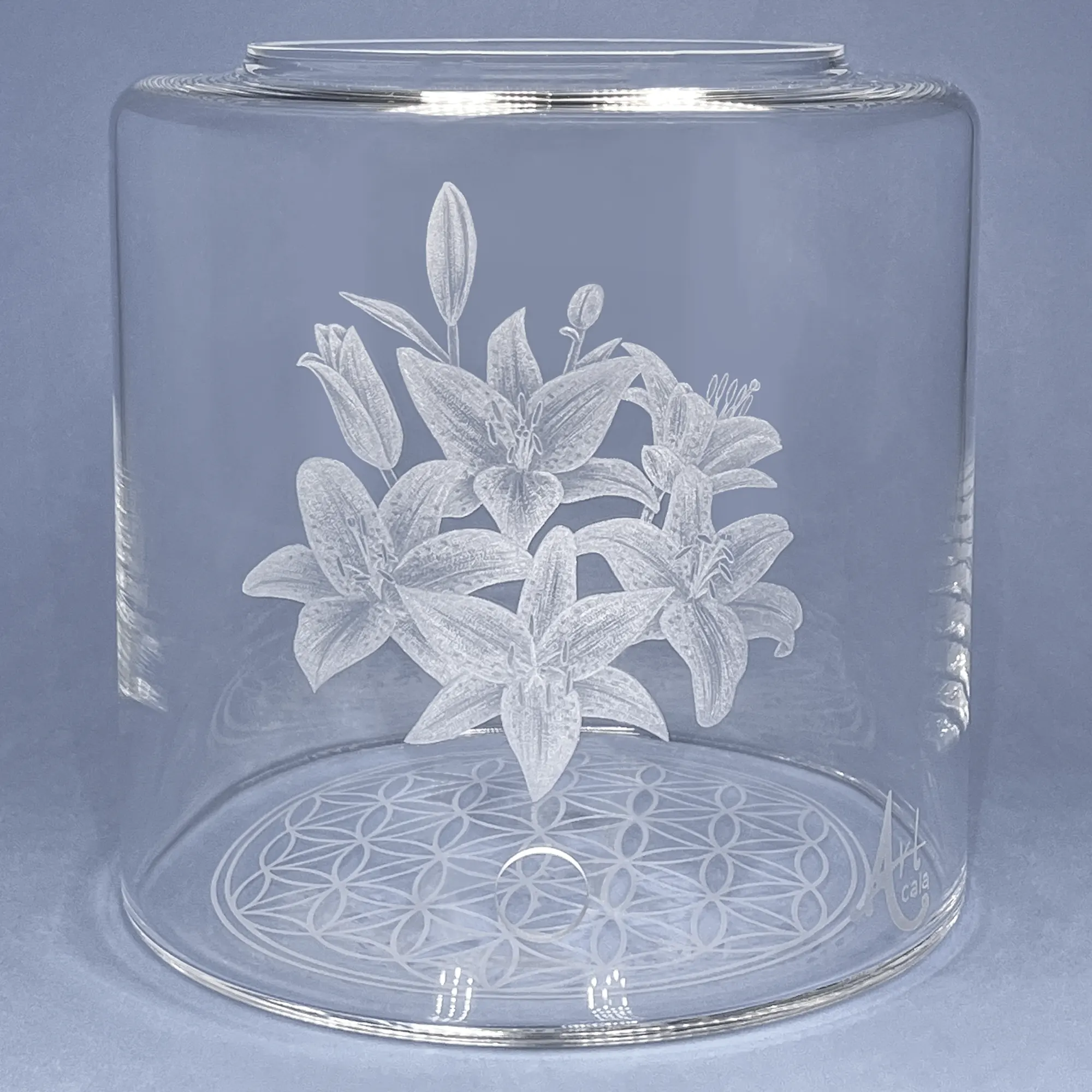 Vorratstank aus Glas für einen Acala 8LWasserfilter in klarem Glas mit gravierten aufgeblühten Lilien.