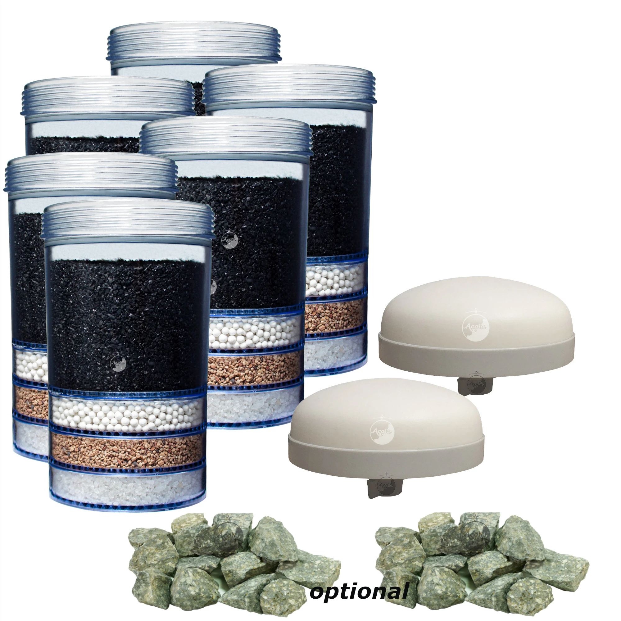 Zu sehen sind sechs Essence Filterkartuschen für Acala Standwasserfilter, zwei flache Keramik Vorfilter und 2 Haufen mit grau grünen Mineralsteinen vor weißem Hintergrund. Das Bild zeigt ein Angebot für zwei Jahre, für den Mini.