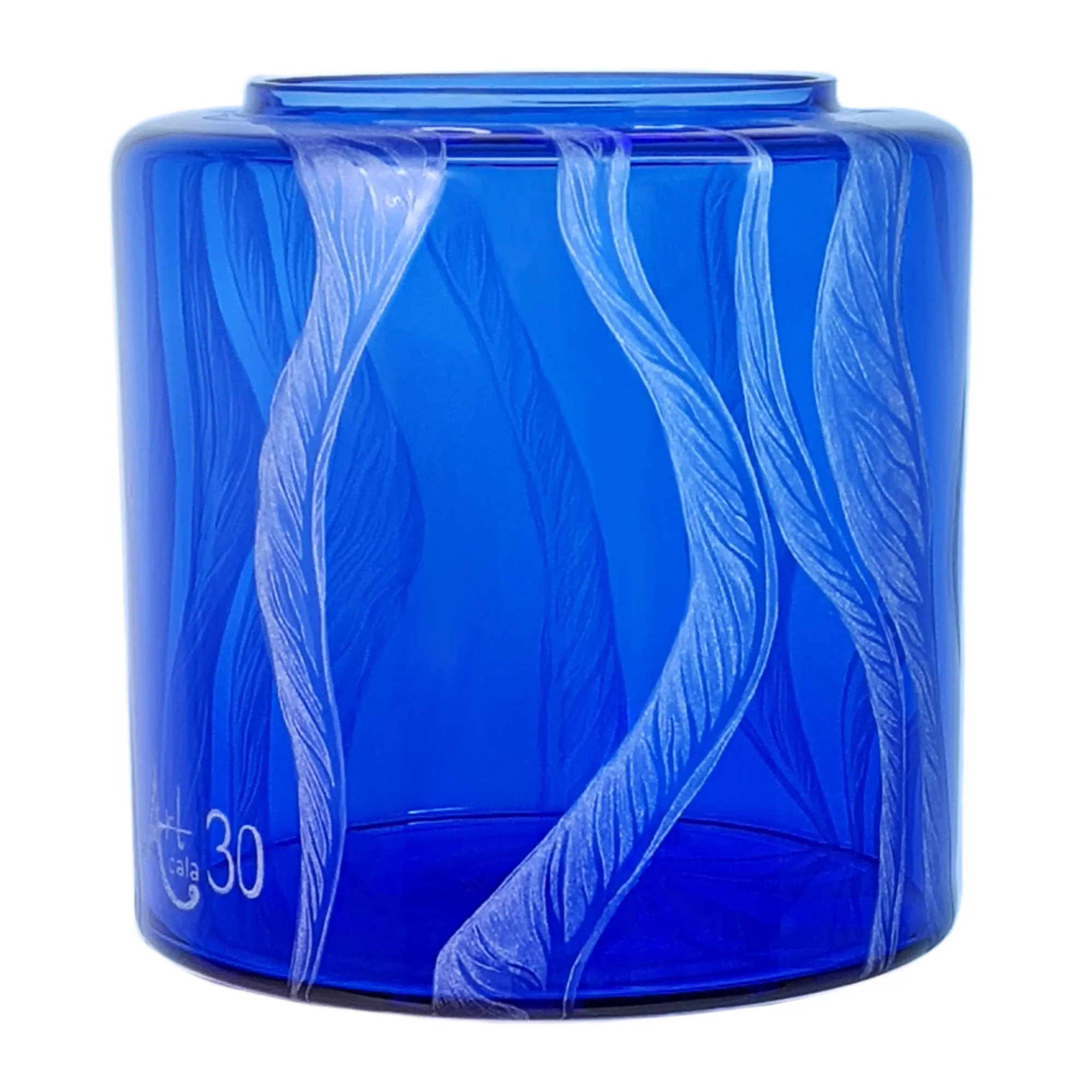 Vorratstank für Wasserfilter Mini mit einer Handgravur. Die Gravur zeigt, auf blauem Glas. Wellen die in welligen Linien gerade am Glas noch oben gehen, die Wellen verteilen sich rund um das runde Glas. Ansicht von links.