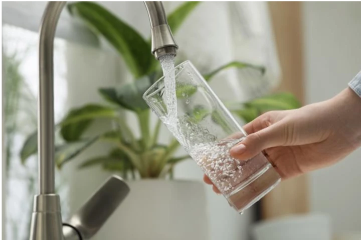 Ein Glas wird am Wasserhahn gefüllt. Das Bild ist ein Teil des Acalablogbeitrags:rum bilden sich Blasen im Wasser