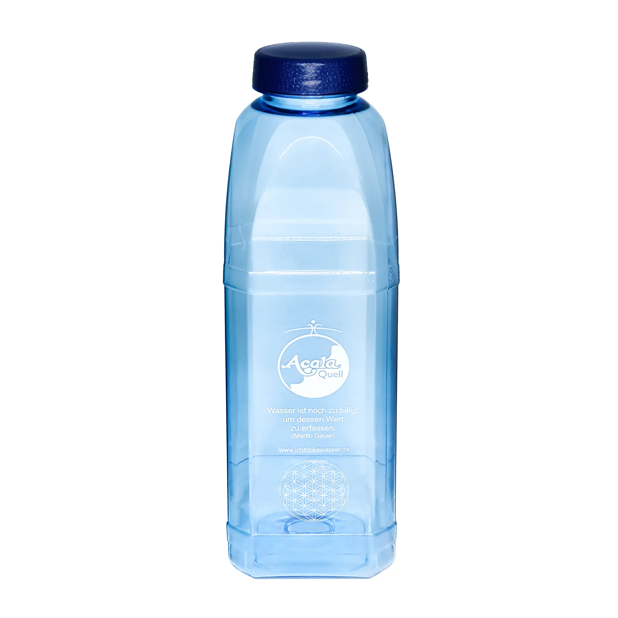 Zu sehen ist eine blau- transparente Trinkflasche mit dunkelblauem Schraubverschluss vor weißem Hintergrund. Man schaut frontal auf die Flasche, sieht das weiße Acala Logo mittig auf der Flasche. Das Bild zeigt die Tritan Trinkflasche 8 Kant.