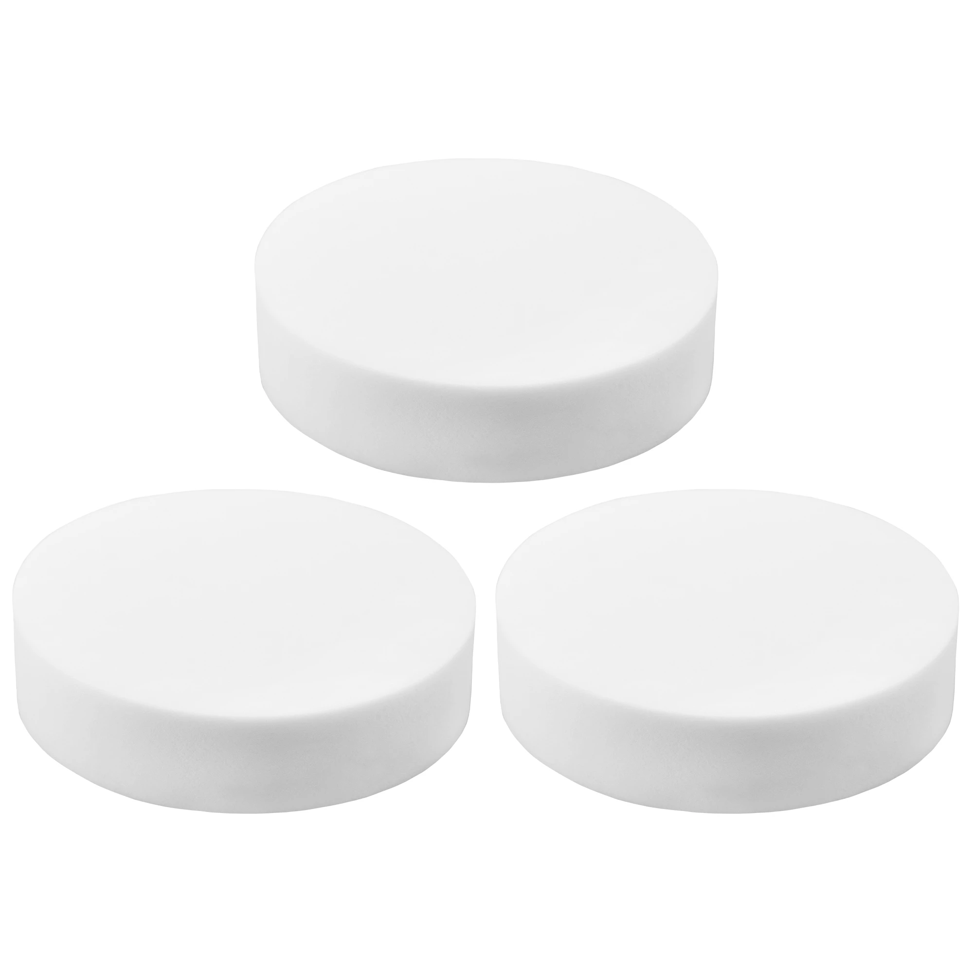 Drei weiße Mikroschwämme vor weißem Hintergrund wie eine Pyramide angeordnet. Oben ein Mikroschwamm, darunter zwei Stück nebeneinander.