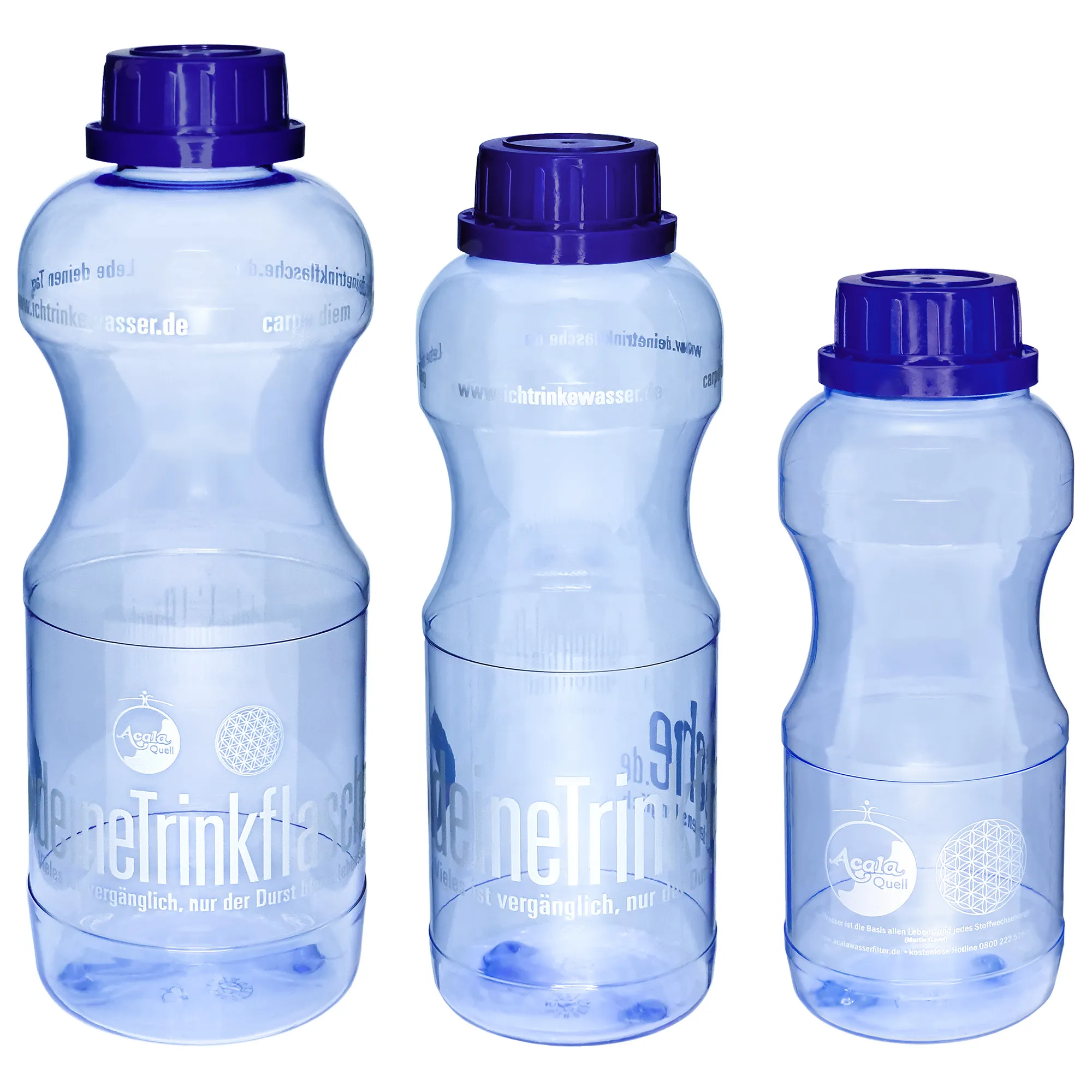 Zu sehen sind 3 blaue Tritan Trinkflaschen verschiedener Größe mit dunkelblauem Schraubdeckel vor weißem Hintergrund. Das Bild zeigt das Optimal Flaschenset bestehend aus einer Eva Flasche 1L, einer Adam Flasche 0,75L und einer Evi Flasche 0,5L.