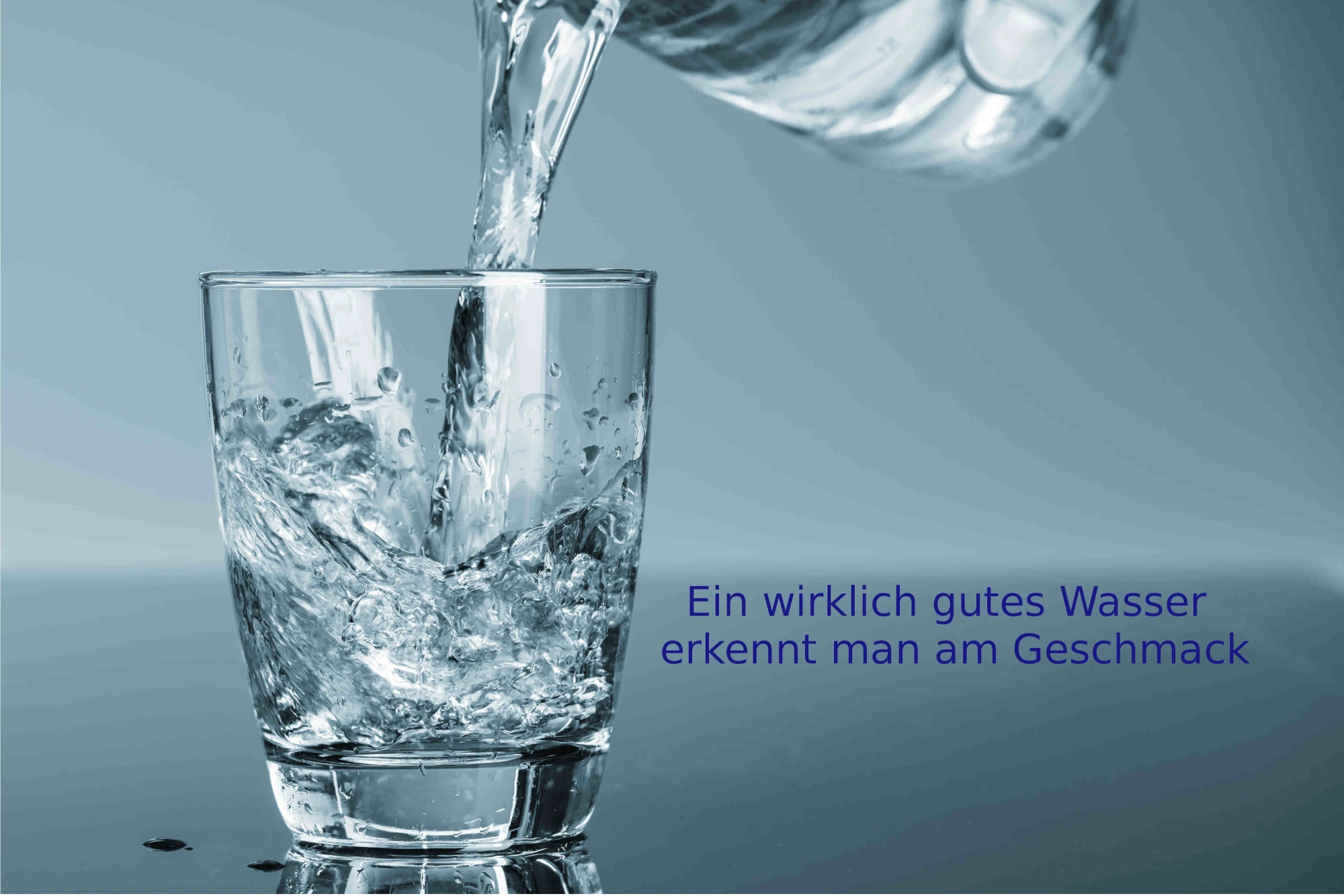 Wasser wird aus einer klaren Glasflasche in ein klares Glas gegossen