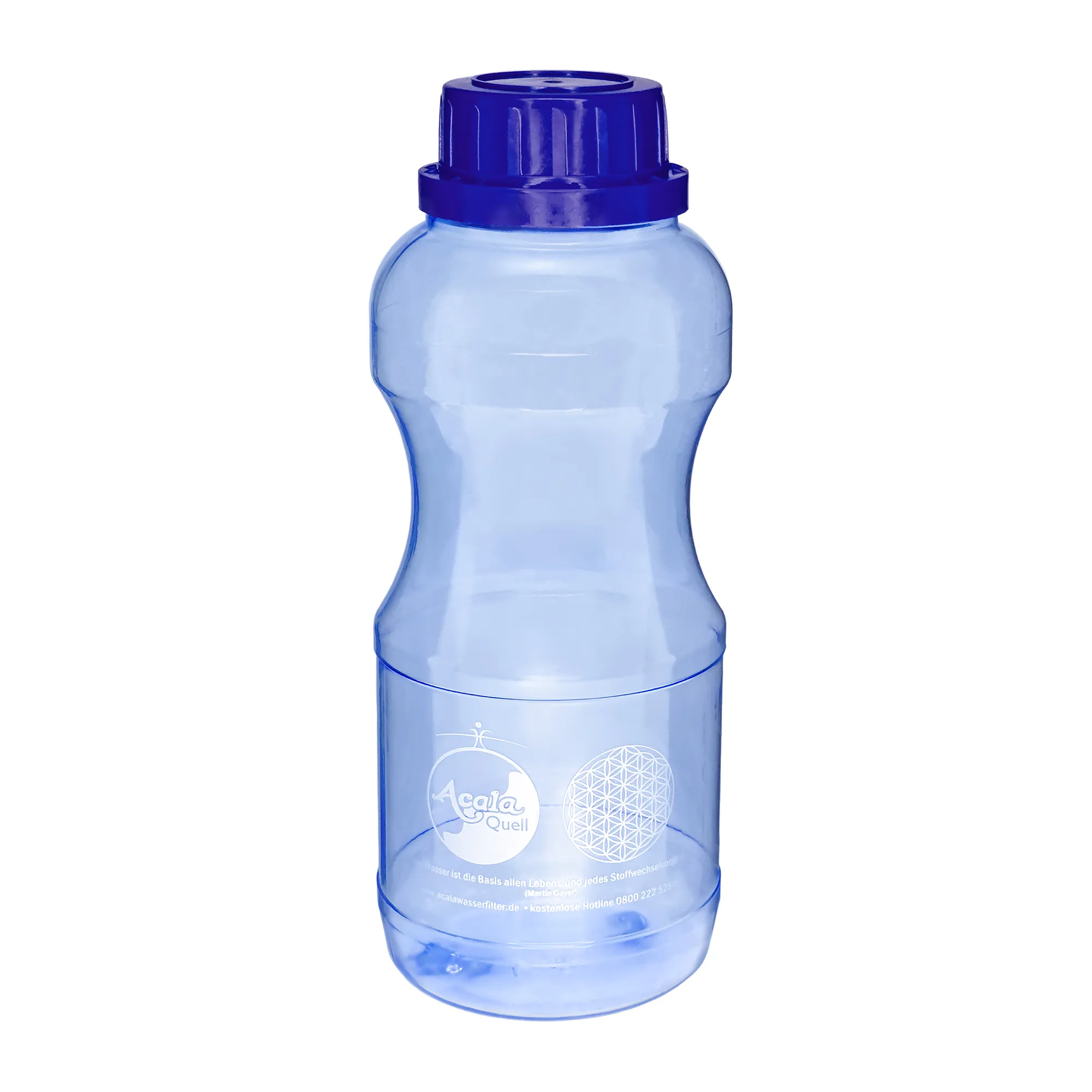 Zu sehen ist eine blaue Tritan Trinkflasche Evi mit dunkelblauem Schraubdeckel vor weißem Hintergrund. Man sieht ein kleines weißes Acala Logo und einen größeren weißen Schriftzug auf der Flasche.